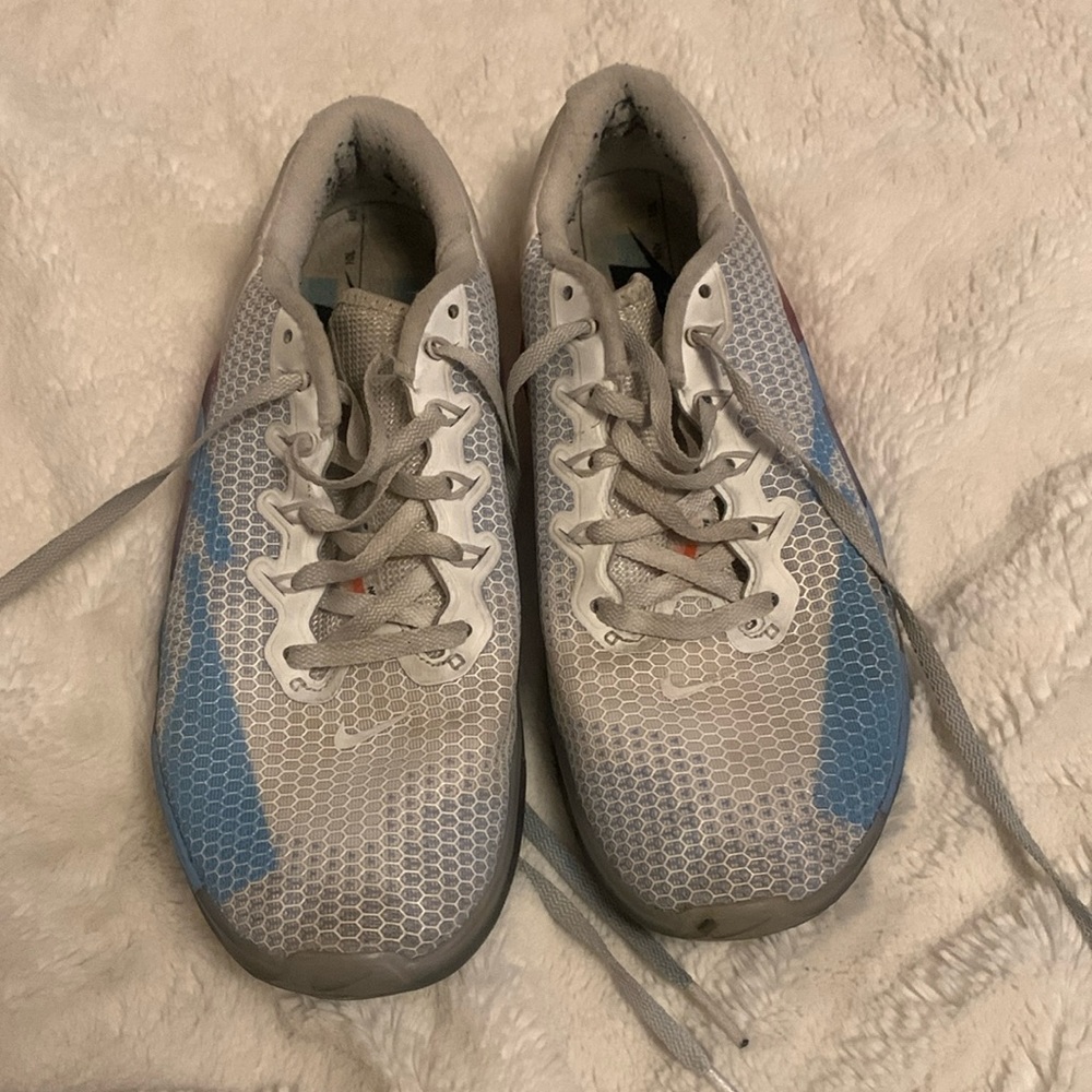 Women’s 7.5 Nike metcon cross trainers sneaker. Have been used but super comfy